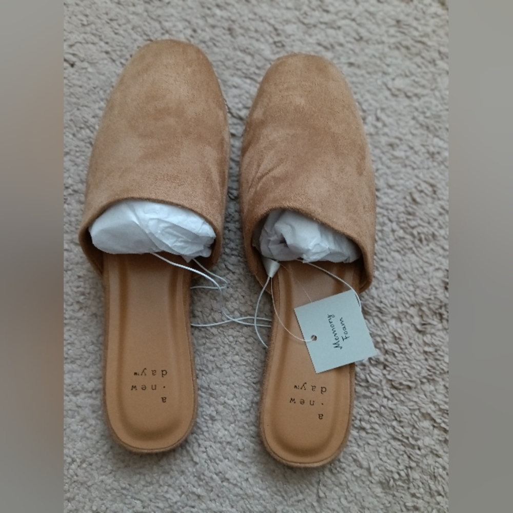 Women flats mules sandals with memory foam size 8 faux suede NWT camel/brown